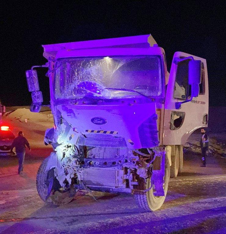 Yolcu otobüsü ile kamyon çarpıştı; 12 yaralı