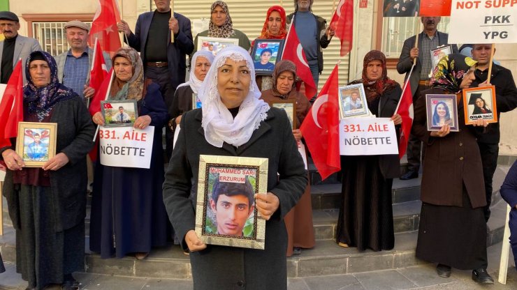 Diyarbakır'daki evlat nöbetine bir aile daha katıldı