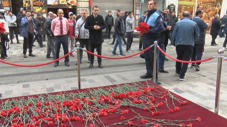 İstiklal Caddesi'nde patlamada ölenlerin anısına karanfil bırakıldı
