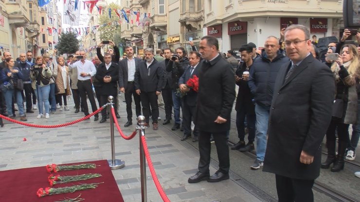 İstiklal Caddesi'nde patlamada ölenlerin anısına karanfil bırakıldı