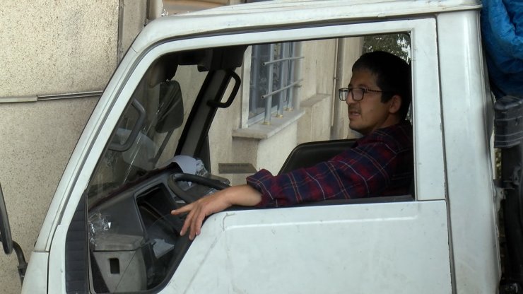 Kamyonette sıkışan yaralı, kendisini kurtaran ekiplerden helallik istedi