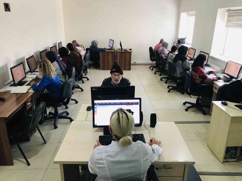 Konya'da 70 yaşındaki emekli torunlarıyla bilgisayar oyunu oynamak için kursa yazıldı