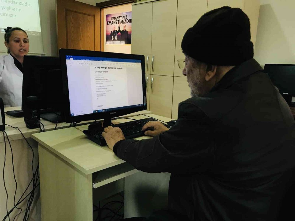 Konya'da 70 yaşındaki emekli torunlarıyla bilgisayar oyunu oynamak için kursa yazıldı