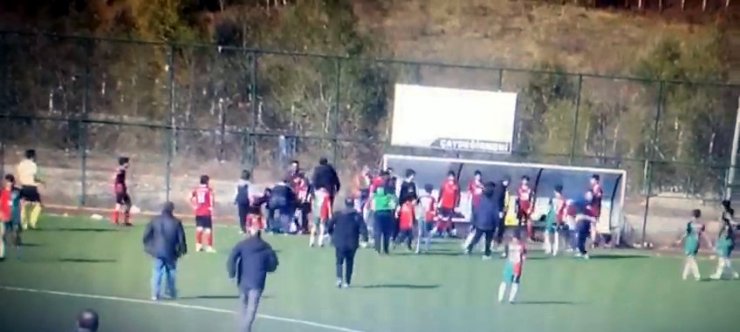 Maçta antrenörler tekme tokat kavga etti; o anlar kamerada