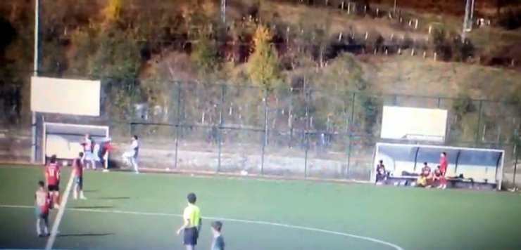 Maçta antrenörler tekme tokat kavga etti; o anlar kamerada