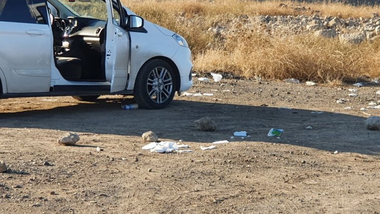 Otomobilde, başka bir araçtan açılan ateşte yaşamını yitirdi