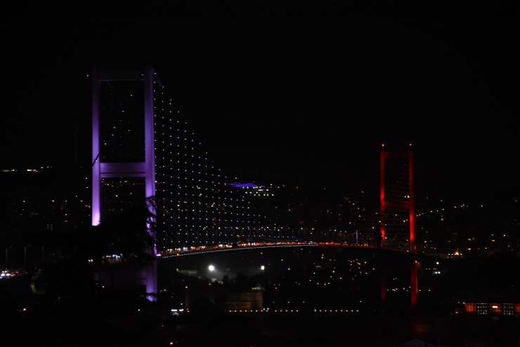 İstanbul’un köprüleri KKTC bayrağı renklerine büründü