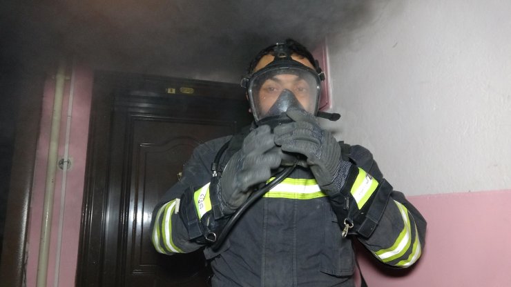 Kendini kilitlediği evini ateşe verdi