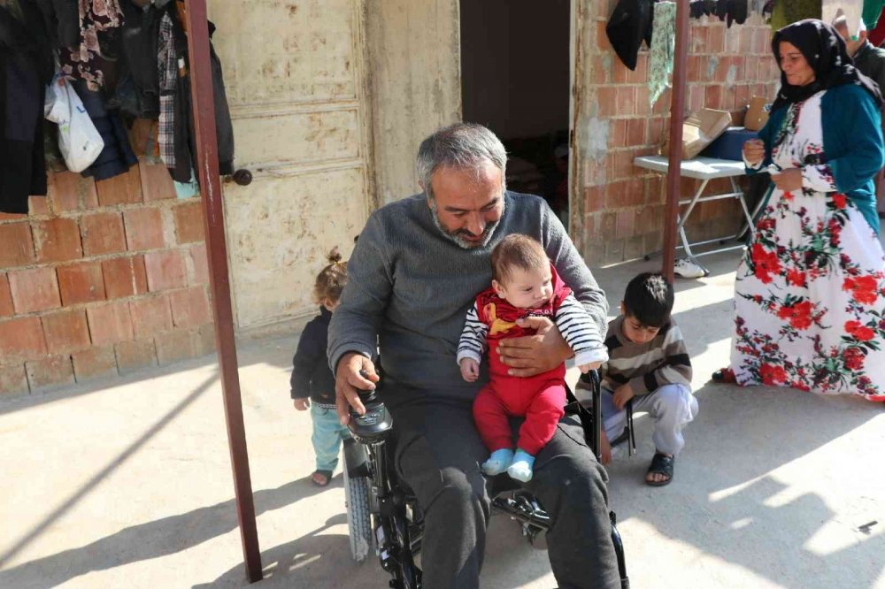 Üç çocuk babasının akülü tekerlekli sandalye sevinci
