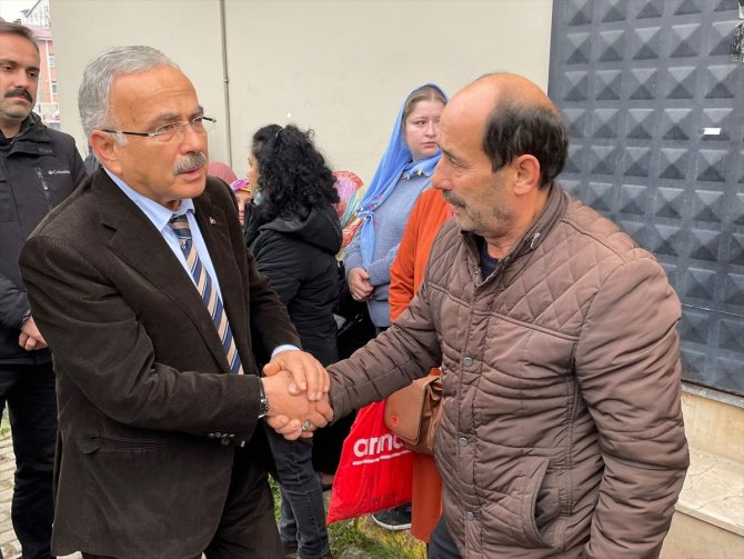 Köpeklerden kaçarken hafif ticari aracın çarptığı temizlik işçisi öldü