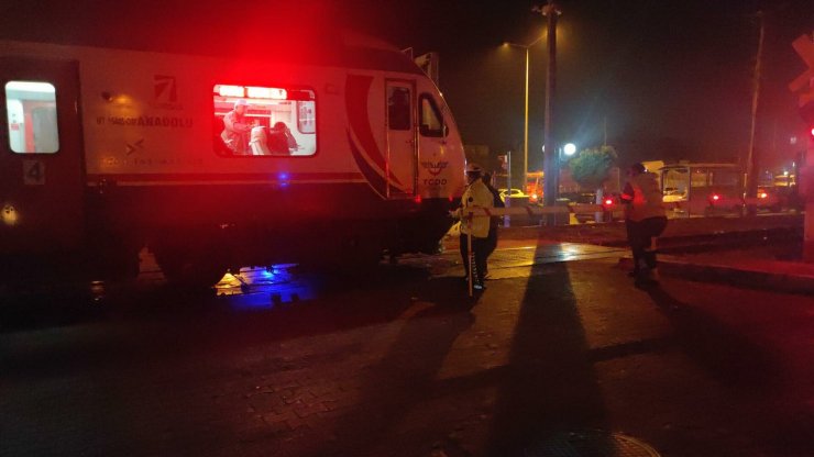 Trenle çarpışan otomobil metrelerce sürüklendi: 1 ölü