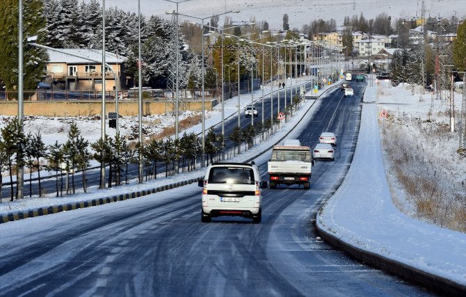 Gece etkili olan kar ilçeyi beyaza bürüdü