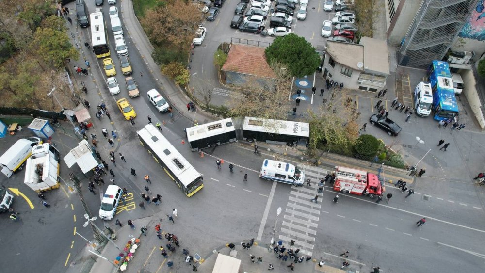 Kadıköy’de metrobüsün perondan çıkarak duvara çaptığı kaza alanı havadan görüntülendi
