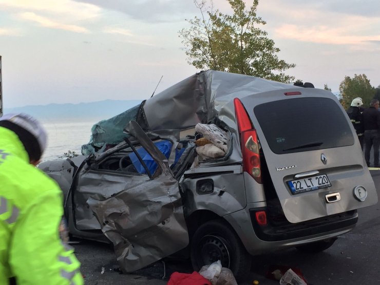 Kontrolden çıkan araç, park halindeki TIR'a çarptı: 1 ölü, 3 yaralı