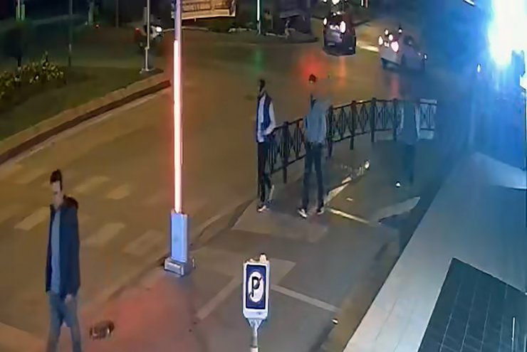 Parkta yürüyüş yapan genci bıçak tehdidiyle markete götürüp alkol aldırdılar