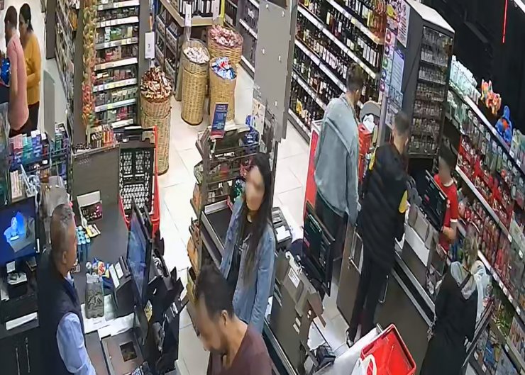 Parkta yürüyüş yapan genci bıçak tehdidiyle markete götürüp alkol aldırdılar