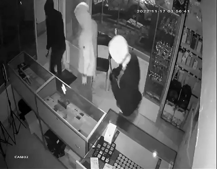 Teknik servise giren hırsızlar umduğunu bulamayınca geldikleri gibi geri gitti