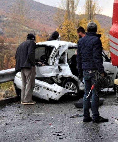 Yağmurla kayganlaşan yolda TIR ile otomobil çarpıştı: 1 ölü, 1 yaralı