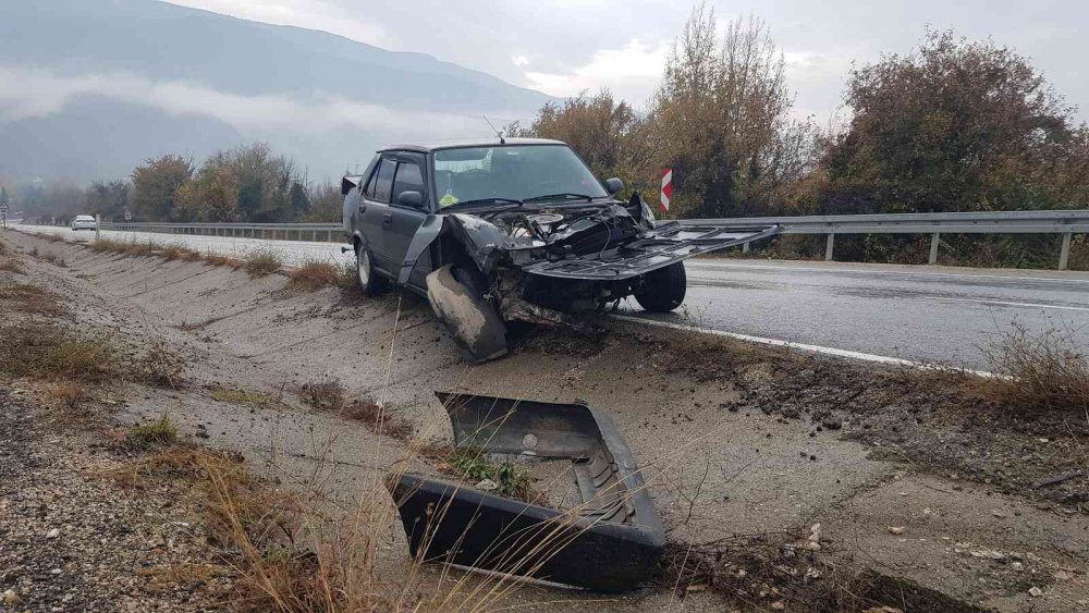 Bariyere çarpan otomobildeki yaşlı kadın hastanede hayatını kaybetti