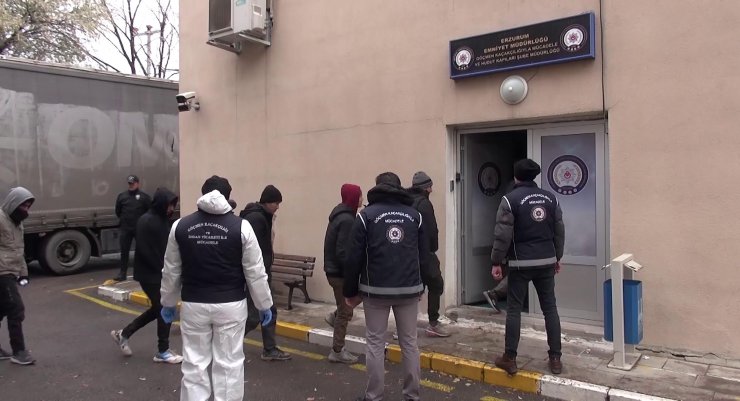 Durdurulan TIR'dan 133 kaçak göçmen çıktı