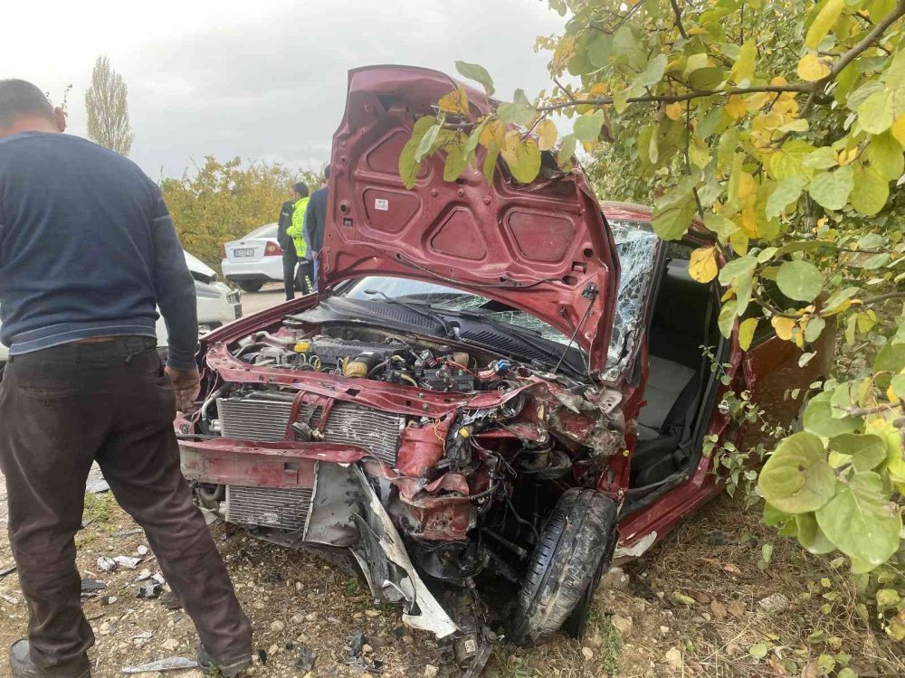 Otomobiller kafa kafaya çarpıştı, ortalık savaş alanına döndü