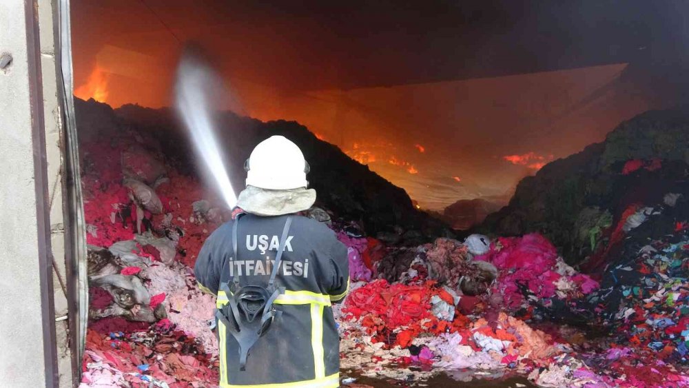 Uşak’taki depo yangını 12 saattir devam ediyor