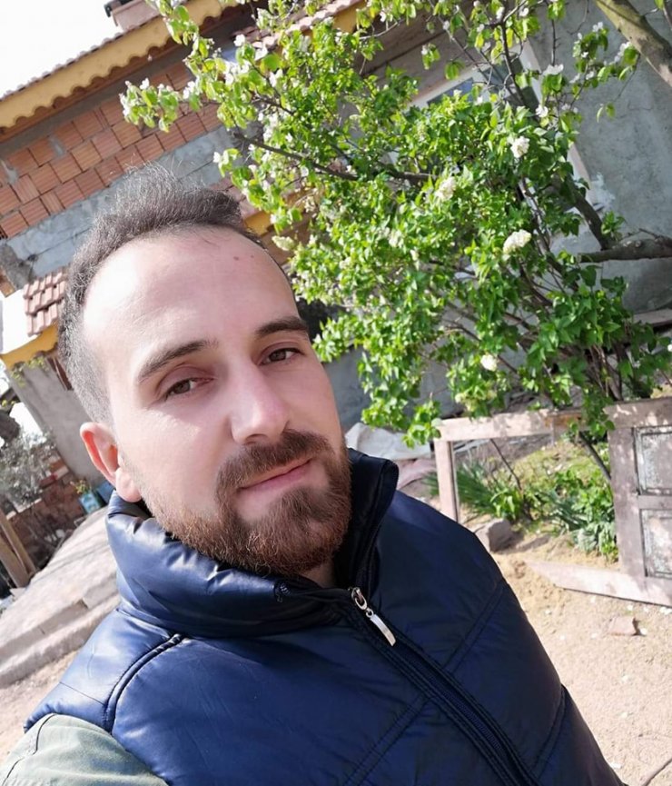 Yol kenarındaki ağaca çarpan otomobilin sürücüsü  öldü