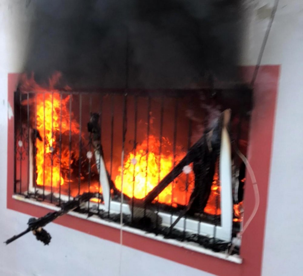 Alevlere teslim olan ev kullanılmaz hale geldi