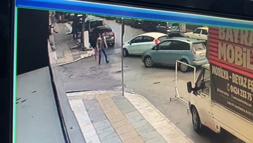 Çarpışan iki aracın arasında kalmaktan son anda kurtuldu