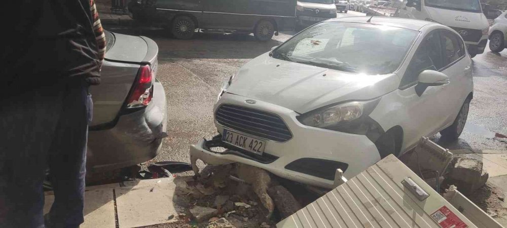 Çarpışan iki aracın arasında kalmaktan son anda kurtuldu