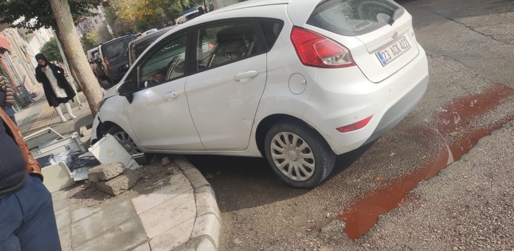 Çarpışan iki aracın arasında kalmaktan son anda kurtuldu