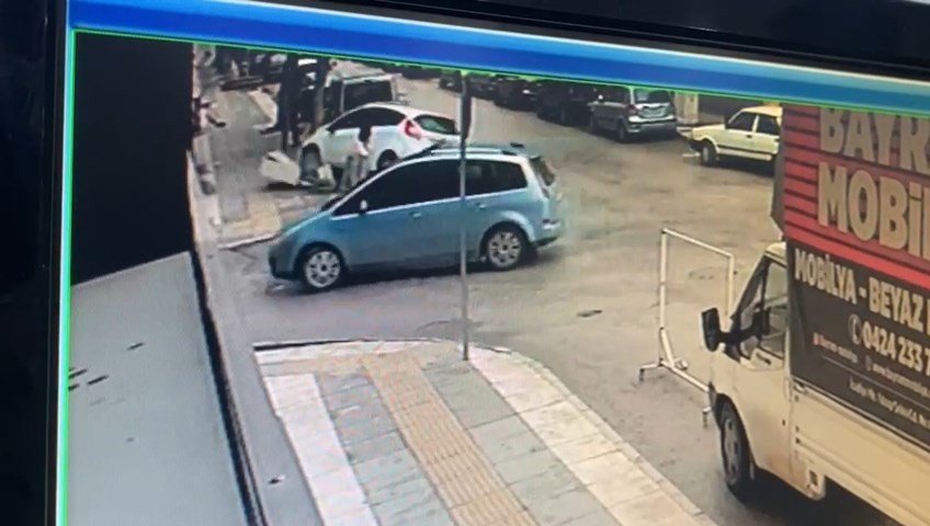 Çarpışan iki aracın arasında kalmaktan son anda kurtuldu