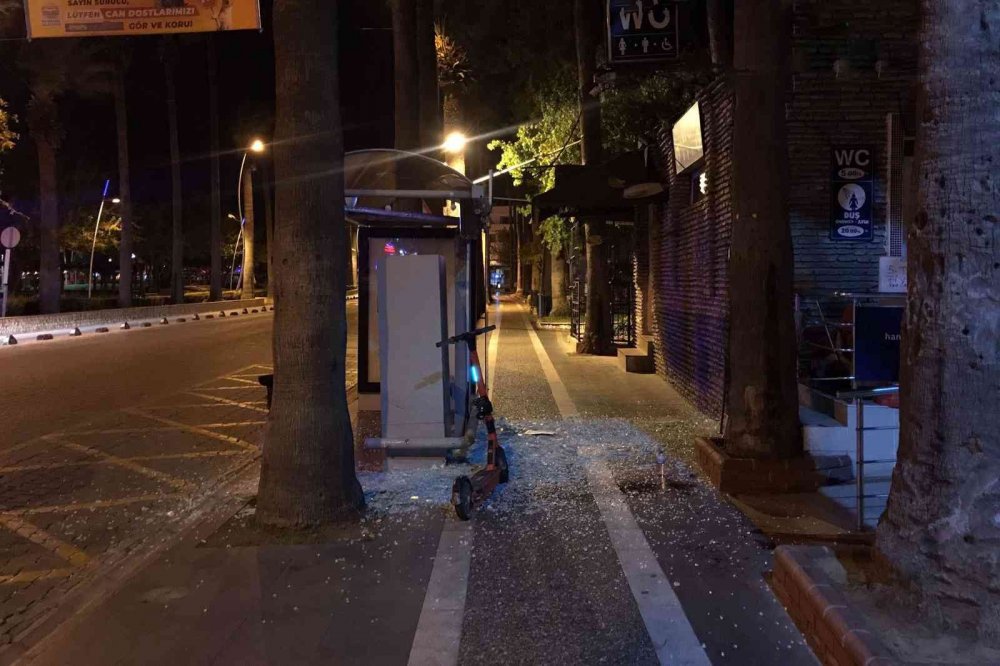 Elektrikli scooter ile otobüs durağına çarptı