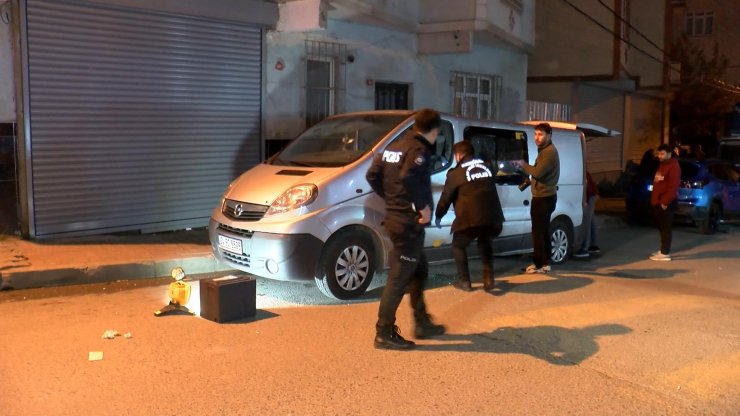 İki grup arasında silahlı kavga, 5 araca mermi isabet etti