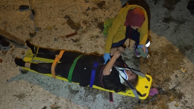 Kaldırıma çarparak takla atan araç dereye uçtu