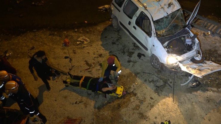 Kaldırıma çarparak takla atan araç dereye uçtu