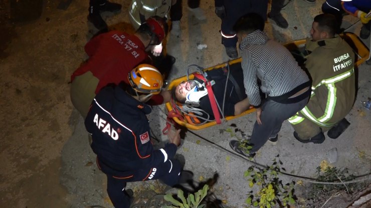 Kaldırıma çarparak takla atan araç dereye uçtu