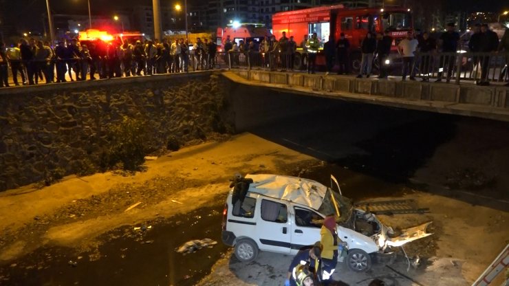 Kaldırıma çarparak takla atan araç dereye uçtu