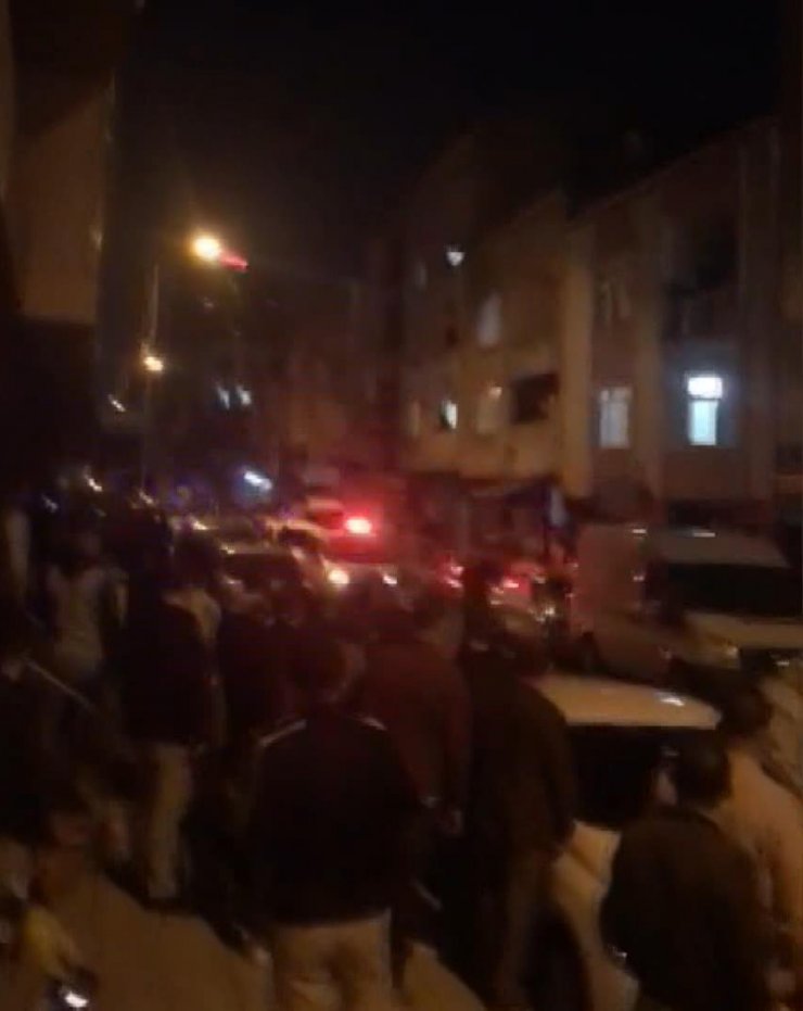 Kavga eden iki grubu polis havaya ateş açarak ayırdı