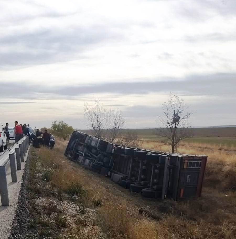 Konya'da şarampole devrilen tırın sürücüsü ağır yaralandı