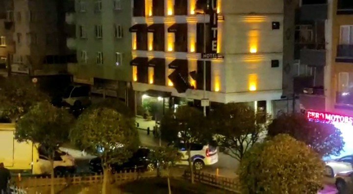 Otelin 3’üncü katından aşağıya düştü