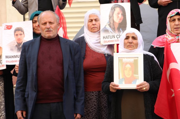 Diyarbakır'daki evlat nöbetine bir aile daha katıldı