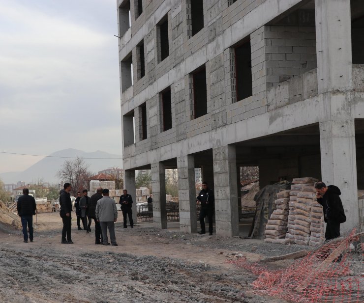 İnşaatın 8'inci katından asansör boşluğuna düşen işçi feci şekilde can verdi