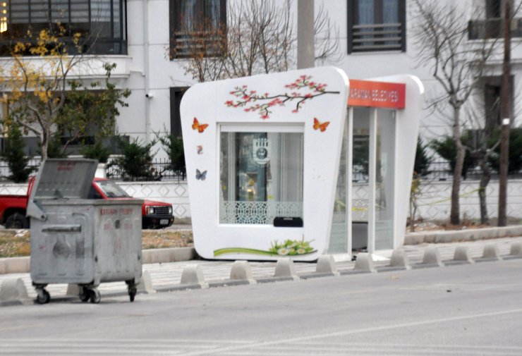 Otobüs durağında unutulan paket polisi alarma geçirdi