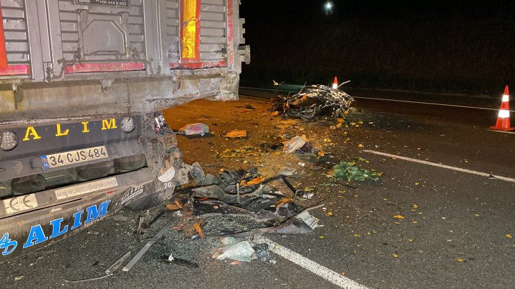 TIR’a çarpan otomobilde acı son! Aynı aileden 3 kişi hayatını kaybetti