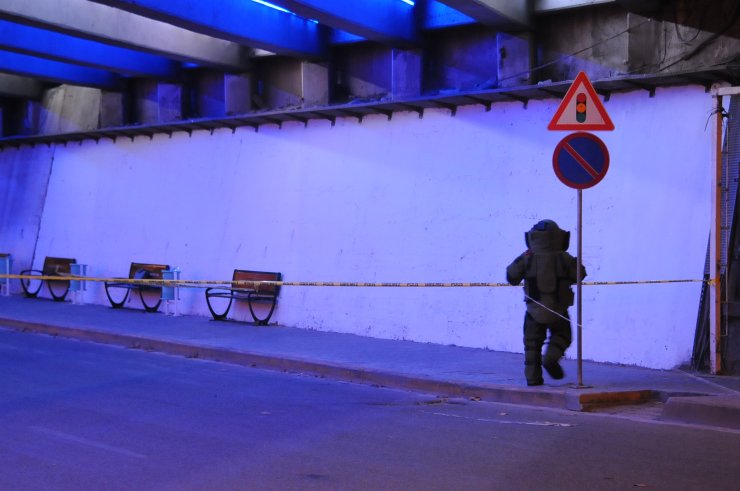 Tren garı durağında unutulan çanta fünyeyle patlatıldı