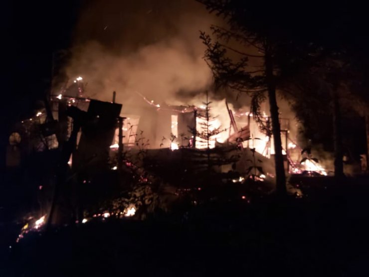 2 katlı ahşap ev alev alev yandı