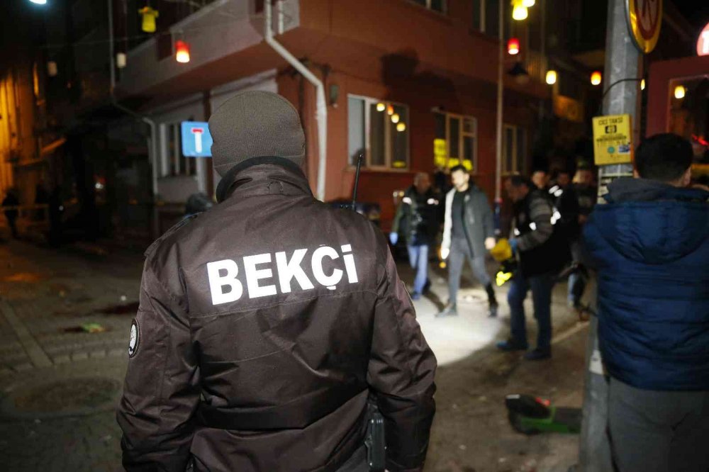 Eğlence mekanı önünde silahlı kavga... 2 kişi bacağından yaralandı