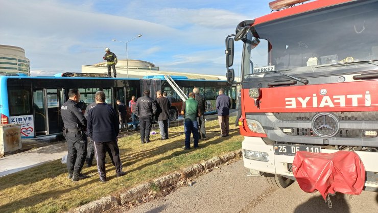 Seyir halindeki belediye otobüsü, alev alev yandı