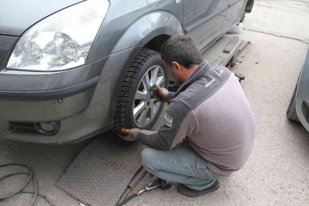 Konya’da lastikçilerde yoğun mesai... Konya'da kış lastiği fiyatları ne durumda?